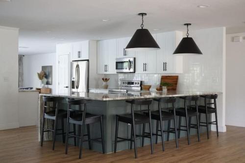 Remodeled 4BR Pool Home / Golf View/Near Beaches thumb 4