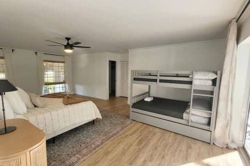Remodeled 4BR Pool Home / Golf View/Near Beaches detail