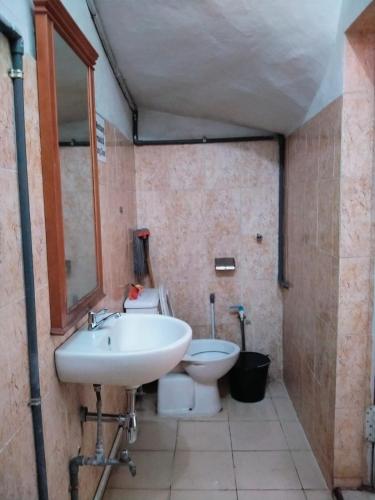 Bathroom, Villa Bukit Asri No 12 Berastagi View in Dolat Rayat