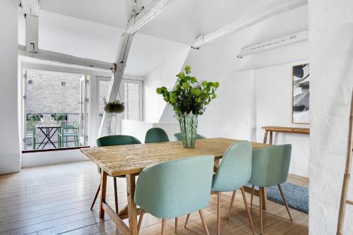 Sanders Main - Endearing Two-Bedroom Duplex Apartment with a Balcony Next to Magical Nyhavn, Kopenhagen (Foto 8)