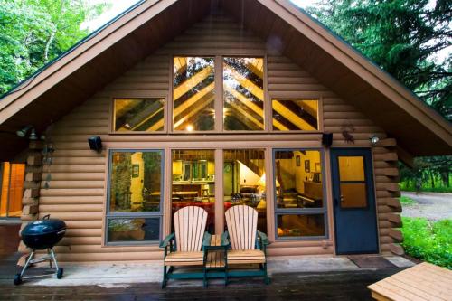 Creekside Uppa Creek Cabin with Hot Tub by AAA Red Lodge Rentals - Red Lodge Mountain