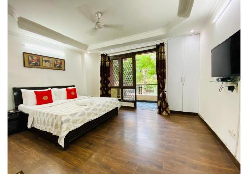 BluO Modern 1BHK - N Block Market Greater Kailash