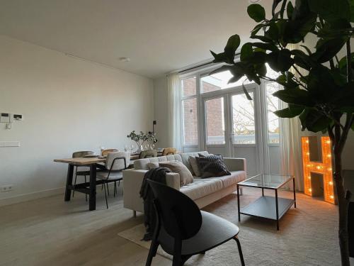  Happy 3 Bedroom Serviced Apartment 106m2 -MNL H- in Rotterdam