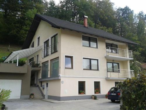 Tolle Familienferienwohnung mit Bergblick - Apartment - Rogatec