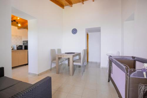 Létesítmények, At The Messinian's Bay in Agios Avgoustinos