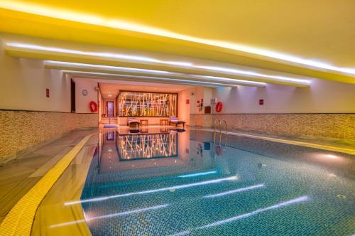 Swimming pool, Crowne Plaza Istanbul - Old City in Laleli