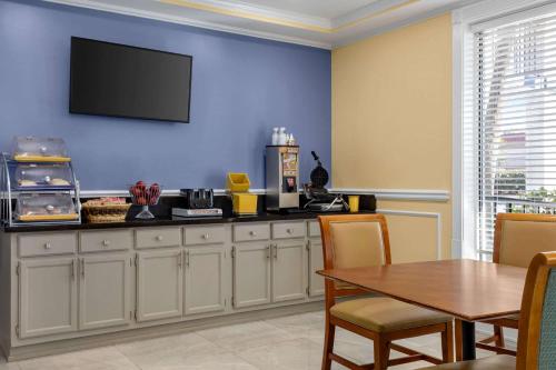 Days Inn by Wyndham Kingsland GA - image 5