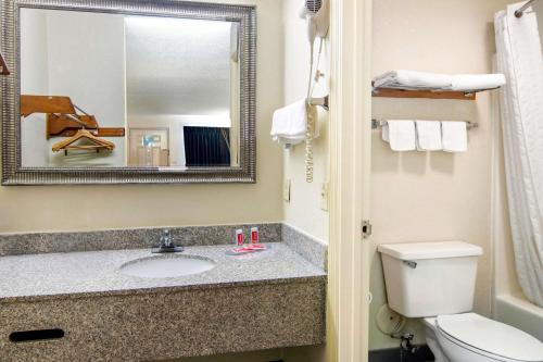 Econo Lodge Inn & Suites