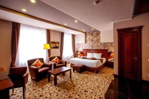 Central Hotel - image 11