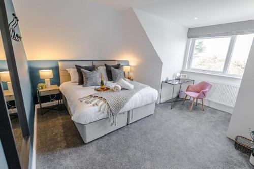 BOURNECOAST - Stylish Flat with BALCONY - SEA VIEWS - 10 MIN WALK TO BEACH - PARKING - WIFI - FM8407 near Southbourne Beach