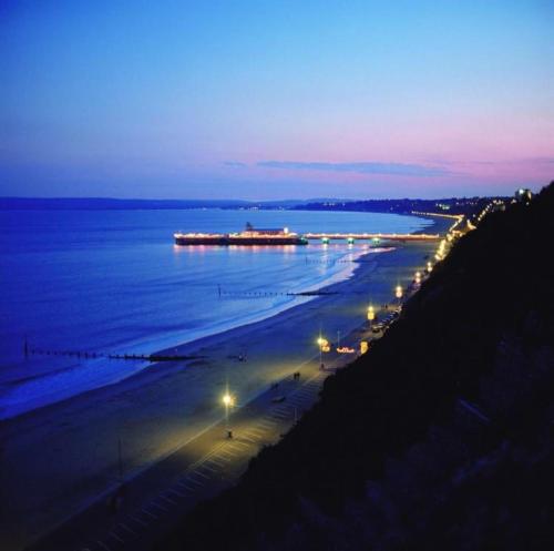 BOURNECOAST - Stylish Flat with BALCONY - SEA VIEWS - 10 MIN WALK TO BEACH - PARKING - WIFI - FM8407 near Southbourne Beach