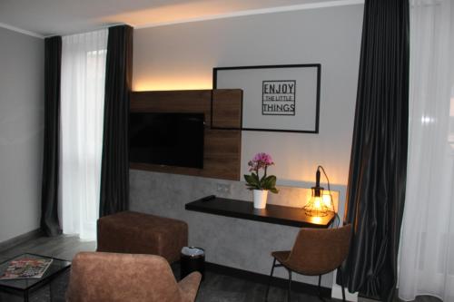 1 queen bed, 1 sofa bed