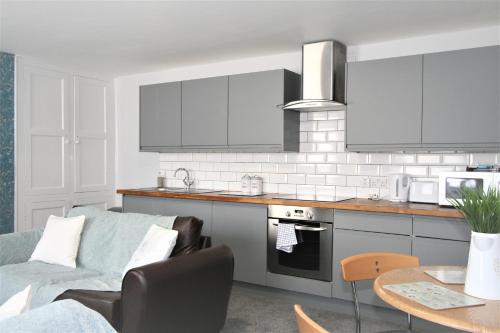 Central Serviced Apartments by Roomsbooked - image 14