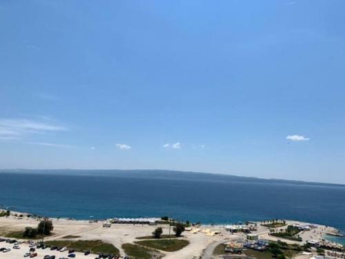 Luxe hot tube apartment, with views, near beach