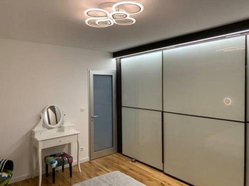 Luxe hot tube apartment, with views, near beach