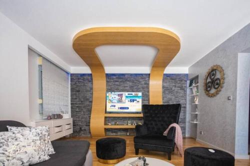 Luxe hot tube apartment, with views, near beach