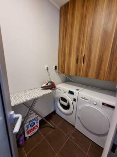 Luxe hot tube apartment, with views, near beach