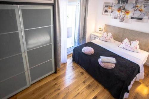 Luxe hot tube apartment, with views, near beach