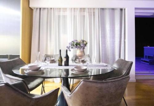 Luxe hot tube apartment, with views, near beach