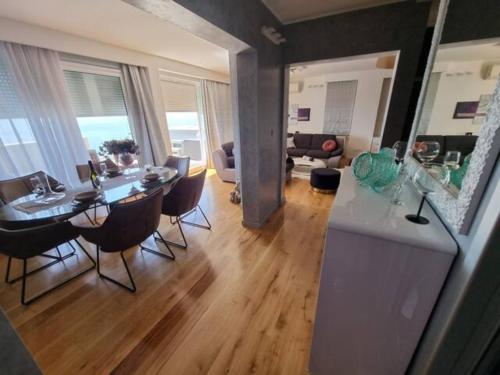 Luxe hot tube apartment, with views, near beach