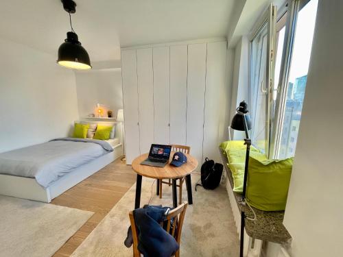 HOLIDAY 2 WiFi 300Mbs 70’TV Netflix HBO Max Apple, Varšava