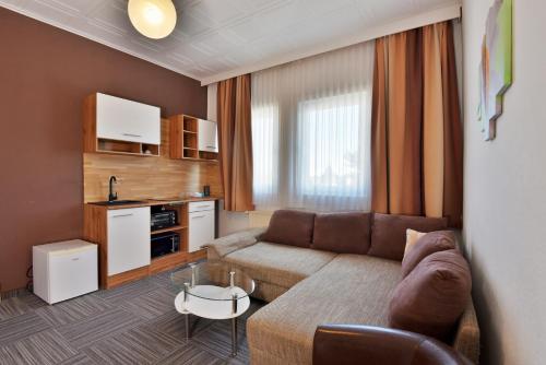 1 queen bed, 2 sofa beds