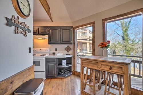 Shell Knob Guest House with Lake View, Fire Pit in Shell Knob, USA