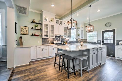 Spacious Abode, Walk to Texas Heroes Square! in Gonzales, USA