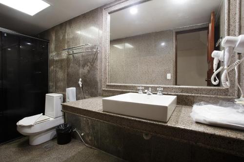 Standard Quadruple Room image 5