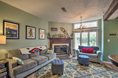 Wintergreen Resort Mountain Condo with Pool Access! in Lyndhurst, USA