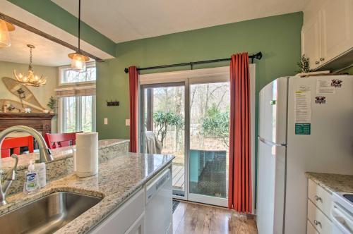 Wintergreen Resort Mountain Condo with Pool Access! - image 7