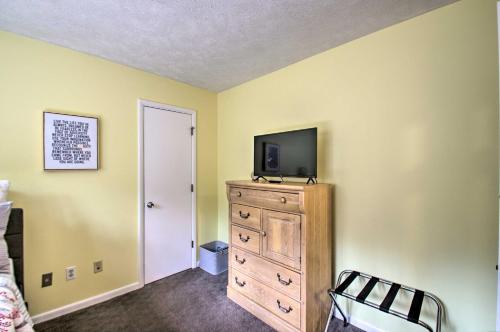 Wintergreen Resort Mountain Condo with Pool Access! - image 3