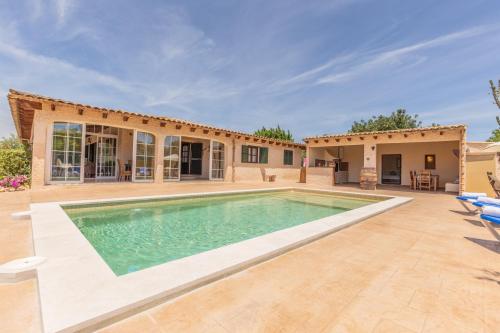  Acogedora finca con piscina in Lloseta