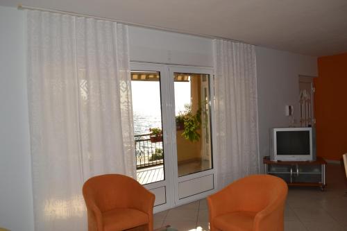 Two-Bedroom Apartment with Balcony and Sea View image 6