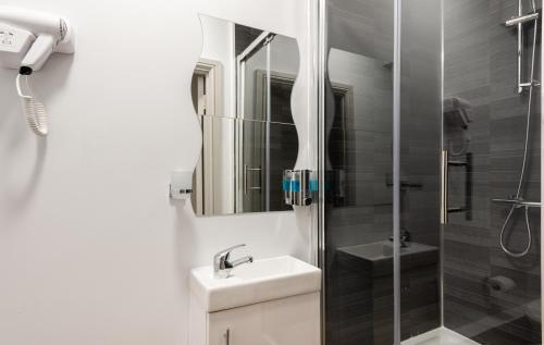 Central Hoxton Shoreditch Room Type - Double Room with Private Bathroom