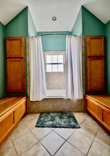 Sunny Delight - Sleeps 10 - Generous Space! in Bolivar Peninsula, USA