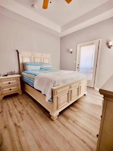 Sunny Delight - Sleeps 10 - Generous Space! in Bolivar Peninsula, USA