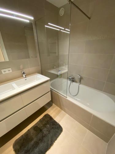 Florence at Sea, Luxe 3 slpk app met zonnig terras, gratis parking, Ostende (Foto 8)