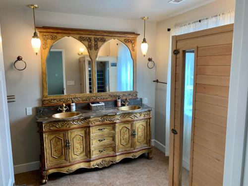 Stunning 3,400 sq ft Lake House w Boat Dock, Sauna, Steam Shower, and More