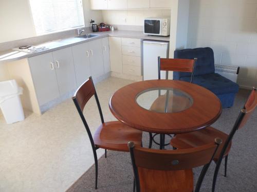 ห้องครัว, โคโลเนียล คอร์ต โมเต็ล (Colonial Court Motel) in เคมบริดจ์