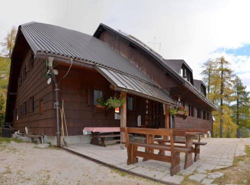 外部景觀, Erjavčeva mountain hut at Vršič pass (Erjavceva mountain hut at Vrsic pass) in 克朗傑斯卡哥拉