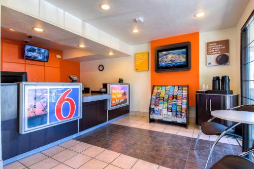 Lobby, Motel 6 Pomona, CA - Los Angeles in Pomona