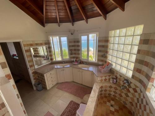 Badeværelse, 'PARLATUVIER' 4 bedroom ocean view home in Coles Pasture