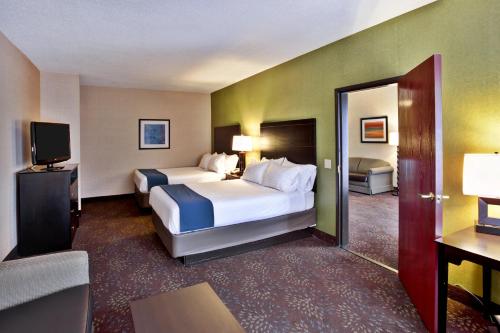 Holiday Inn Express Hotel & Suites Woodhaven an IHG Hotel - image 16