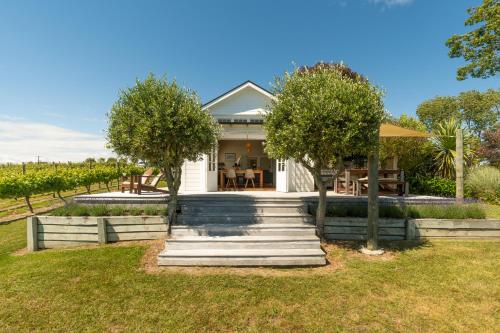 Garden, Kina Beach Cottages in Tasman