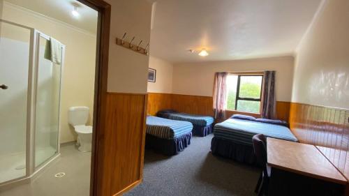 1 double bed, 2 twin beds