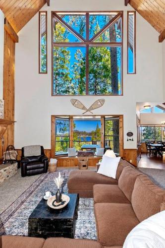 Stunning LAKE VIEW Game Room Spa Walk To Village in Lake Arrowhead, USA