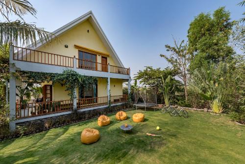 SaffronStays Happy Fields - Swimming pool farmhouse with farm views, hammocks & farm-to-table dining near Pune - Admal