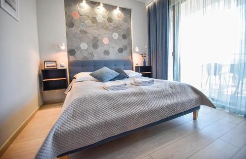 One-Bedroom Apartment with Free Parking Place and Sea View image 3