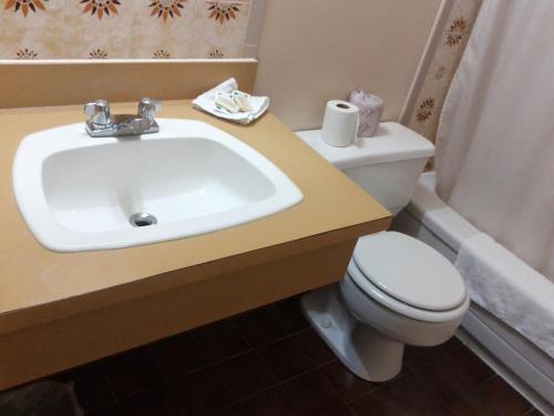 Queen Suite with Spa Bath